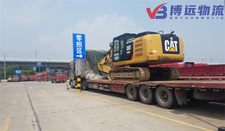 大型挖掘機(jī)湖南益陽到江西南昌轉(zhuǎn)運(yùn) 爬坡車出動